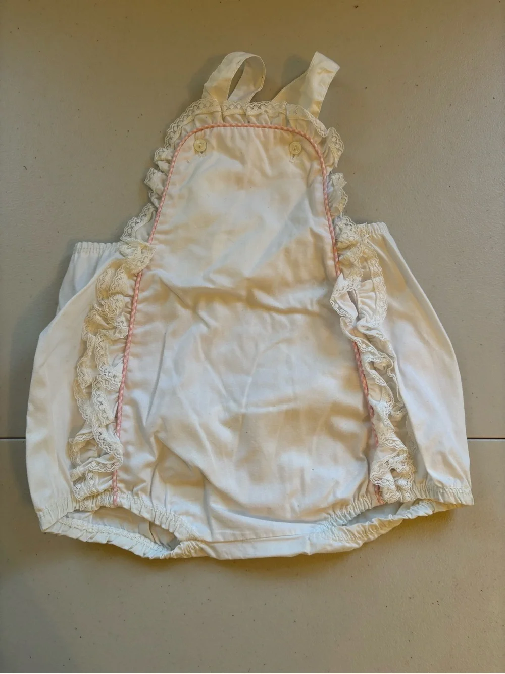 Lot of 5 items. Vintage dresses and bonnet